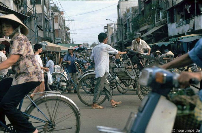 Sài Gòn tấp nập người xe, 1991.